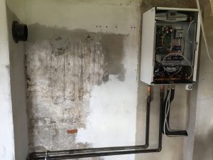 Her kan man tydeligt se, hvor lille varmepumpen er i forhold til afmærkningen fra det gamle fyr